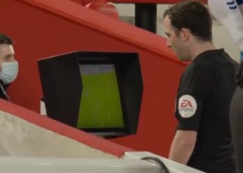L’arbitre regarde à peine le VAR avant de coller avec une pénalité douce