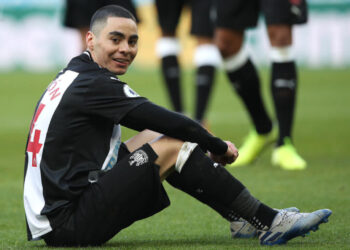 Les fans de Newcastle réagissent à l’affichage de Miguel Almiron contre Man Utd