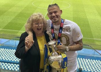 Photo: les joueurs de Leeds et Bielsa rendent un hommage émouvant à la grand-mère de Kalvin Phillips