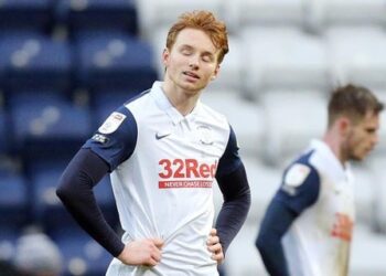 Le patron de Preston bourdonne sur la starlette du LFC Sepp van den Berg après ses débuts à l’arrière droit