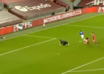 (Vidéo) L’appel de pénalité qui a conduit à un moment VAR ridicule