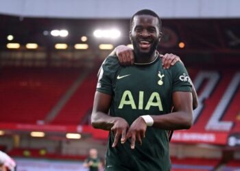 Tanguy Ndombele dit avoir rencontré le président de Tottenham Hotspur, Daniel Levy, pour exiger la sortie