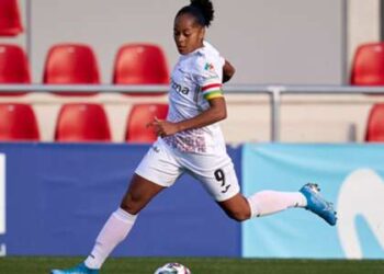 L’attaquant de la Guinée équatoriale Boho sur la cible alors que Logrono tient Santa Teresa