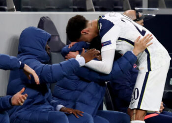 Patrick Bamford et Jack Grealish réagissent au but de Dele Alli contre Wolfsberger