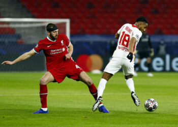 Jurgen Klopp bave devant le défenseur de Liverpool Nathaniel Phillips