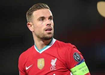 Le milieu de terrain des Spurs révèle ce qui est «  fascinant  » à propos du capitaine de Liverpool Henderson