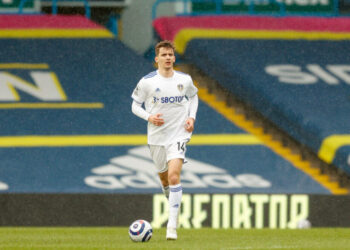 Les fans de Leeds réagissent lorsque Diego Llorente est nommé dans l’équipe espagnole