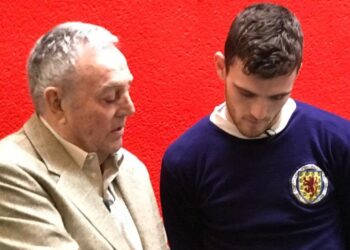 Andy Robertson rend hommage à la légende de Liverpool Ian St John