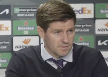 Le furieux Steven Gerrard dénonce les abus raciaux envers le joueur des Rangers: «  Je me sens en colère … je connais Glen et je lui fais confiance à 100%  »