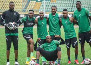 Rohr: Comment les Super Eagles se sont entraînés dans l’obscurité à Porto-Novo avant le match contre le Bénin