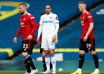 Les fans de Leeds bavent sur l’affichage de Pascal Struijk contre Manchester United