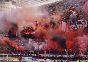 Un groupe de supporters de l’AC Milan dénonce les absurdités de l’UEFA et de Sky Sports dans une déclaration complètement épique