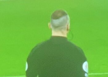 Les fans réagissent à la coupe de cheveux douteuse de l’arbitre LFC contre Arsenal
