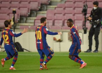 Barcelone remporte une victoire serrée contre le Real Valladolid à 10 joueurs pour aller à un point du sommet