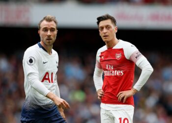L’ancienne star d’Arsenal Mesut Ozil réagit alors que Tottenham Hotspur perd la finale de la Coupe de la Ligue contre Manchester City