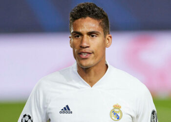 Gary Neville mentionne Raphael Varane comme sa cible estivale préférée pour Man United