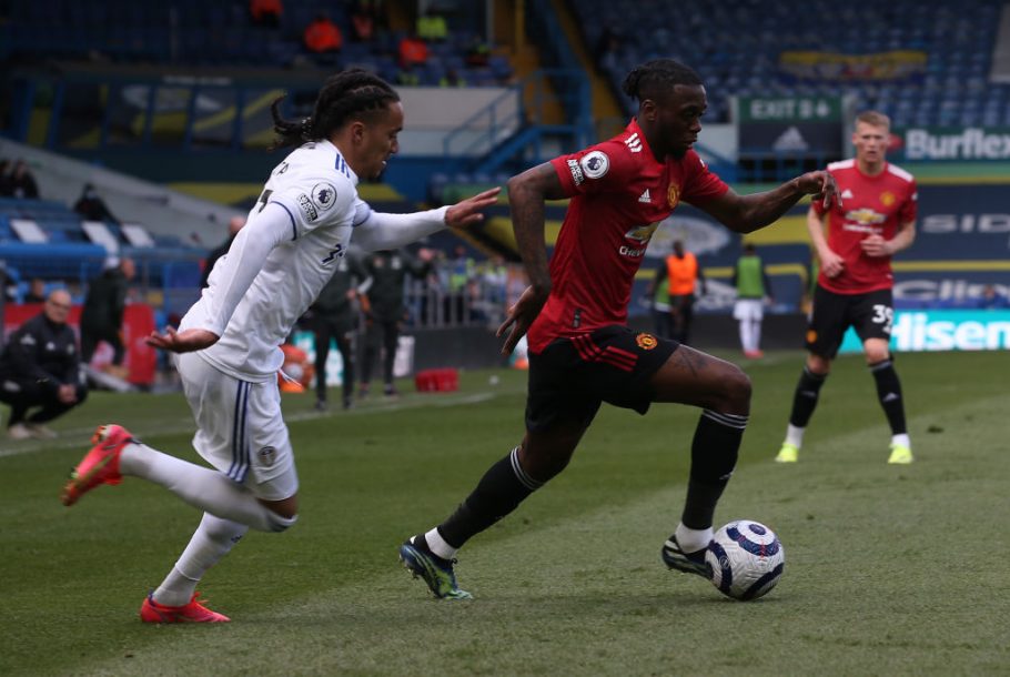 Leeds compare Aaron Wan-Bissaka de Man United au lutteur après que le défenseur `` suplexé '' maintenant blessé Helder Costa