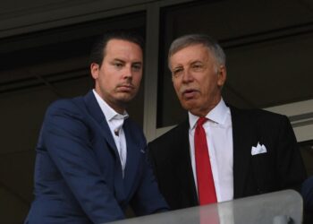 Josh Kroenke fait face à des grillades de la part des fans d’Arsenal mais dit que le club ne sera pas vendu