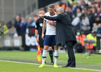 Toby Alderweireld réagit alors que les fans de Tottenham Hotspur demandent à succéder à Jose Mourinho