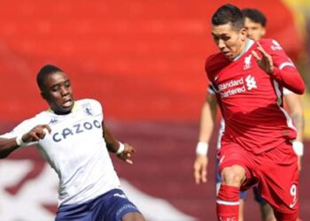 La star d’Aston Villa Nakamba paie les frais de scolarité de 1000 élèves au Zimbabwe