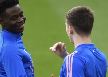 Si une blessure empêche Tierney de sortir, Saka est le remplaçant évident