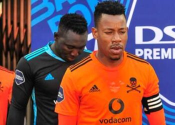 L’entraîneur des Orlando Pirates, Zinnbauer, protège sa défense des critiques