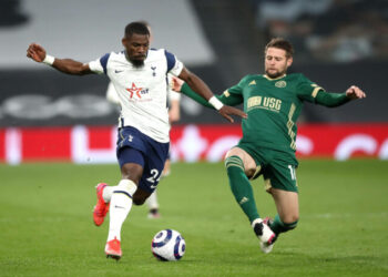 Les fans de Tottenham réagissent à l’affichage de Serge Aurier contre Sheffield United