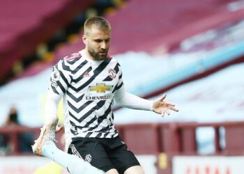 Luke Shaw tend la main pour aider un fan désespéré de Manchester United