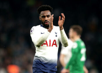 Danny Rose a regardé les jeunes joueurs de Tottenham Hotspur et leur a offert des conseils après le match après sa libération hier.