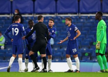 Les fans réagissent alors que le hurleur de Chelsea donne à Arsenal la tête
