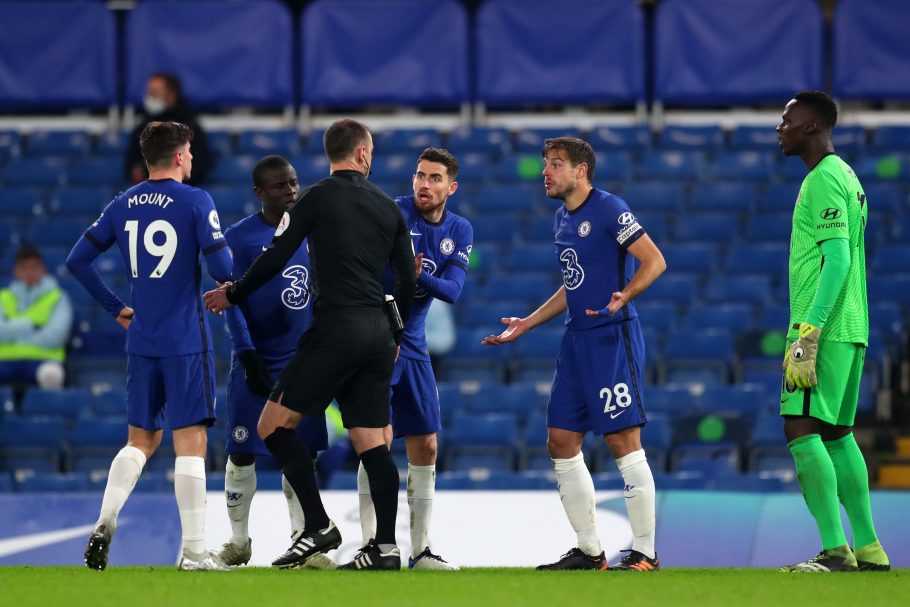 Les fans réagissent alors que le hurleur de Chelsea donne à Arsenal la tête