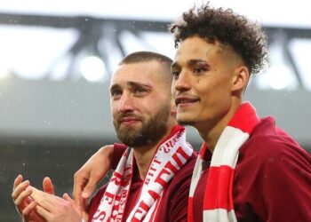 Le pilier de Liverpool fait l’éloge des jeunes défenseurs après une saison impressionnante: «  Des bêtes absolues  »