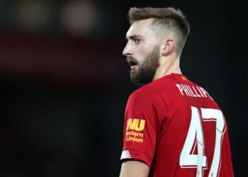 Newcastle United aime le défenseur central de Liverpool, Nat Phillips
