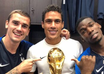 Les fans réagissent alors que Paul Pogba prend des photos avec Raphael Varane, la cible de Manchester United