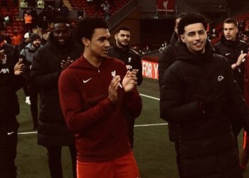 La star de Liverpool fait une promesse d’argenterie après une saison marquée par les blessures: «  Nous trouvons toujours un moyen  »