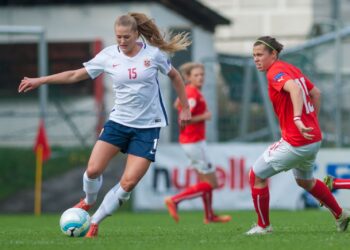 Femmes jouant au football représentant l'égalité homme-femme dans ce sport