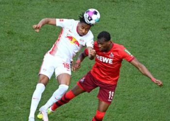 Le défenseur nigérian Ehizibue en action alors que Fribourg compose les malheurs de la relégation de Cologne