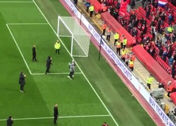(Vidéo) Klopp emmène le kit-man du LFC à la retraite pour acclamer Kop dans de belles scènes