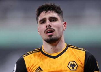 «Il ne quitte pas les loups!  – Coady répond au chat de transfert de Carragher à Liverpool