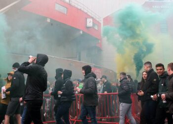 Man United érige un énorme mur rouge pour renforcer la sécurité à Old Trafford