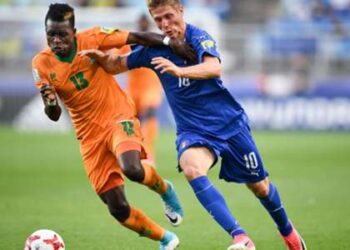 Oduenyi et Mayembe en action alors que le FC Minai perd contre Shakhtar Donetsk