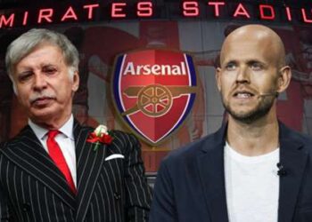 Bergkamp sonne un avertissement de prise de contrôle d’Ek à Kroenke alors que la bataille pour la propriété d’Arsenal se poursuit