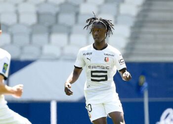 Le directeur sportif discute d’un transfert potentiel