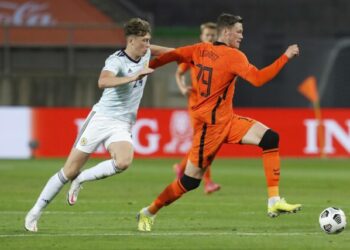 Rapport: Leeds et Newcastle gardent un œil sur le défenseur celtique Jack Hendry