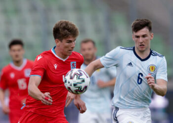 Les fans d’Arsenal réagissent alors que le club ouvre des pourparlers avec Kieran Tierney sur un nouvel accord