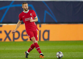 Burnley et Brighton & Hove Albion mènent la course pour signer Nat Phillips