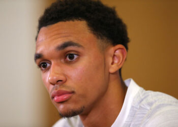 Trent Alexander-Arnold a assisté hors du terrain après une blessure au mollet