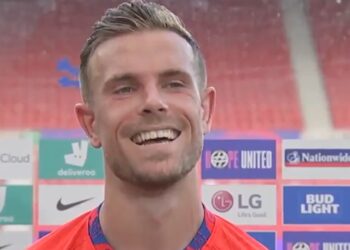 Jordan Henderson se moque d’un penalty raté lors du choc contre l’Angleterre