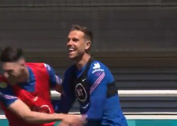 (Vidéo) Henderson surpris en train de faire la course avec Rice en Angleterre à l’entraînement