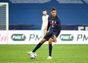 Le Paris Saint-Germain prend contact avec le Real Madrid pour Raphaël Varane